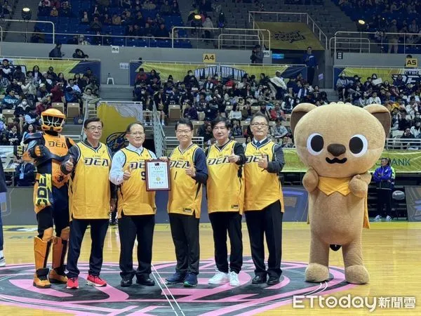 ▲▼調查局長王俊力17日下午受邀到新莊體育館，為職籃T1聯盟主場球隊新北中信特攻的比賽開球。（圖／調查局提供）