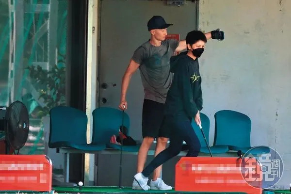 12/11 13：21，劉奕兒（右）與男友洪天祥（左）來到高爾夫球場練習，兩人一個穿厚帽T，一個T恤短褲，好像分別過冬天以及夏天。