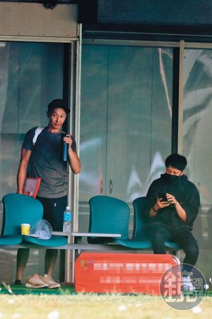 【獨家】【戀習愛升溫】還沒練球先自拍　劉奕兒享受男友揮桿教學