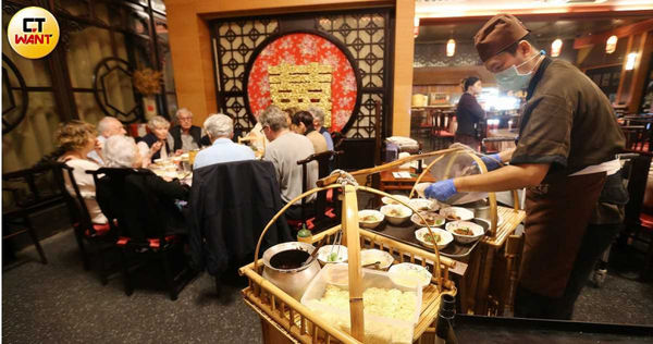 府城食府號稱五感體驗台南美食文化，穿著古服小販會挑擔到客人面上演擔仔麵煮麵秀，一站式吃遍台南美食，吸引不少外國旅客前往。（圖／趙世勳攝）
