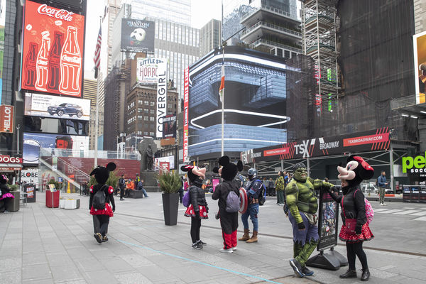 ▲▼時報廣場（Times Square）上許多人會穿著玩偶裝和遊客合照藉機要錢。（圖／達志影像／美聯社）