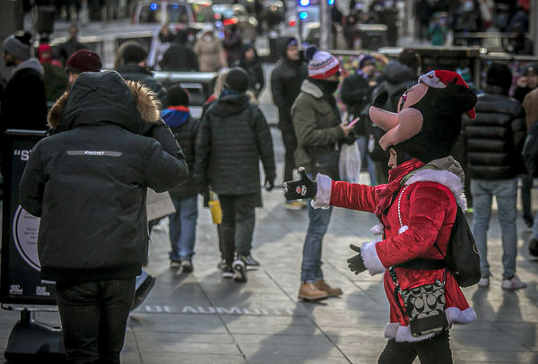 ▲▼時報廣場（Times Square）上許多人會穿著玩偶裝和遊客合照藉機要錢。（圖／達志影像／美聯社）