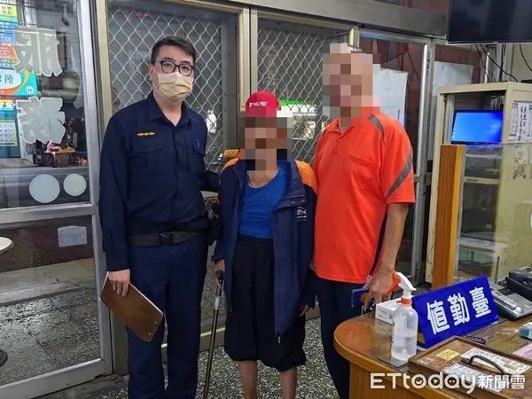 ▲里港警分局新圍派出所警員楊孟諭協助郭姓阿北返家           。（圖／記者陳崑福翻攝）