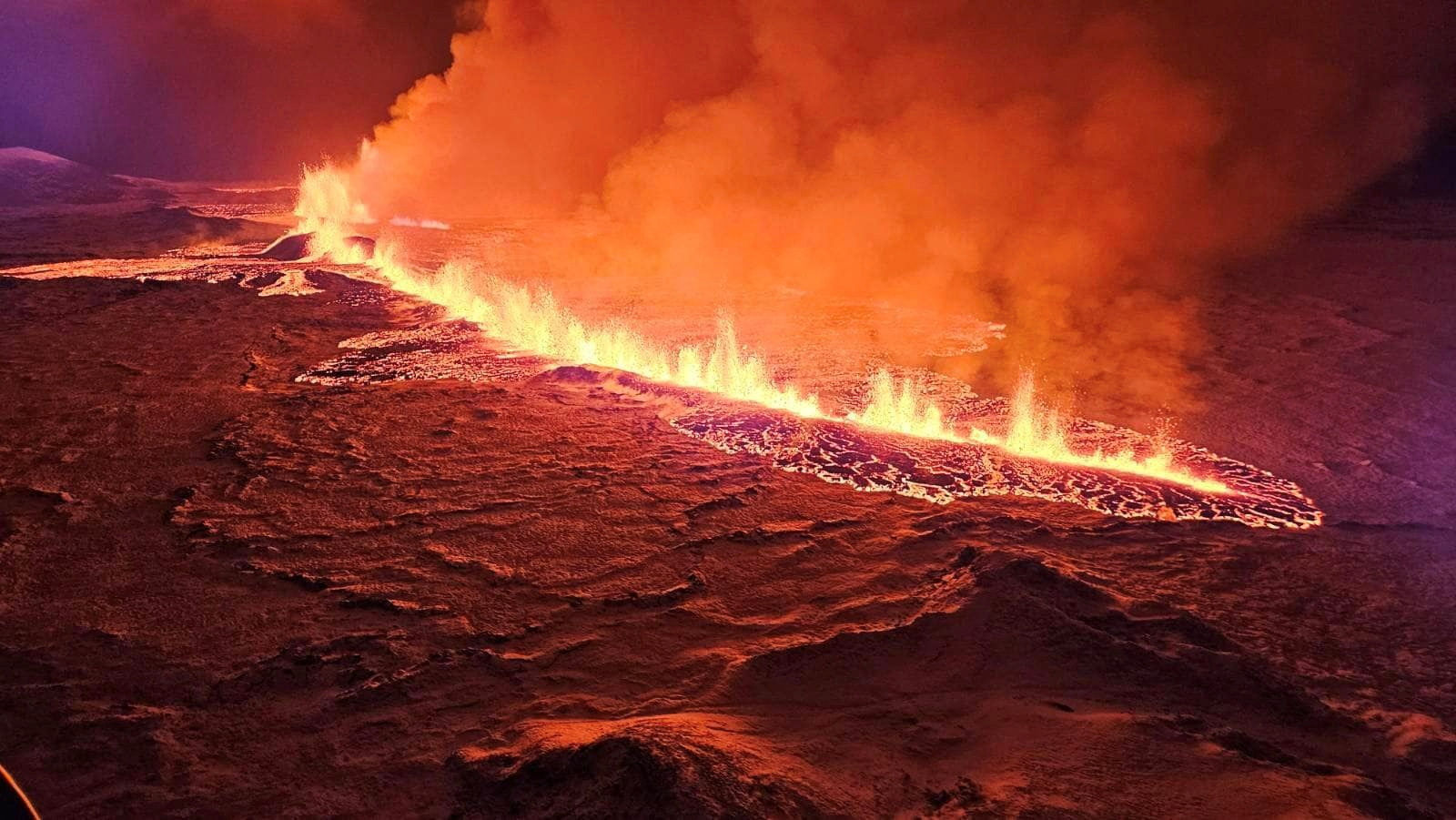 ▲▼冰島所設置的網路攝影機，拍到了海爾加費德火山噴發時熔岩流動的畫面。（圖／路透）