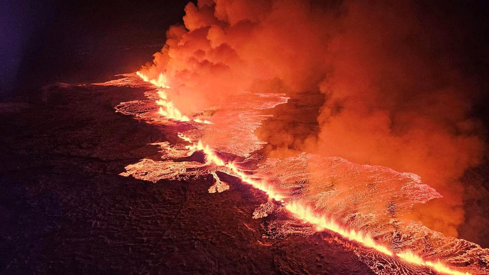 ▲▼冰島所設置的網路攝影機，拍到了海爾加費德火山噴發時熔岩流動的畫面。（圖／路透）