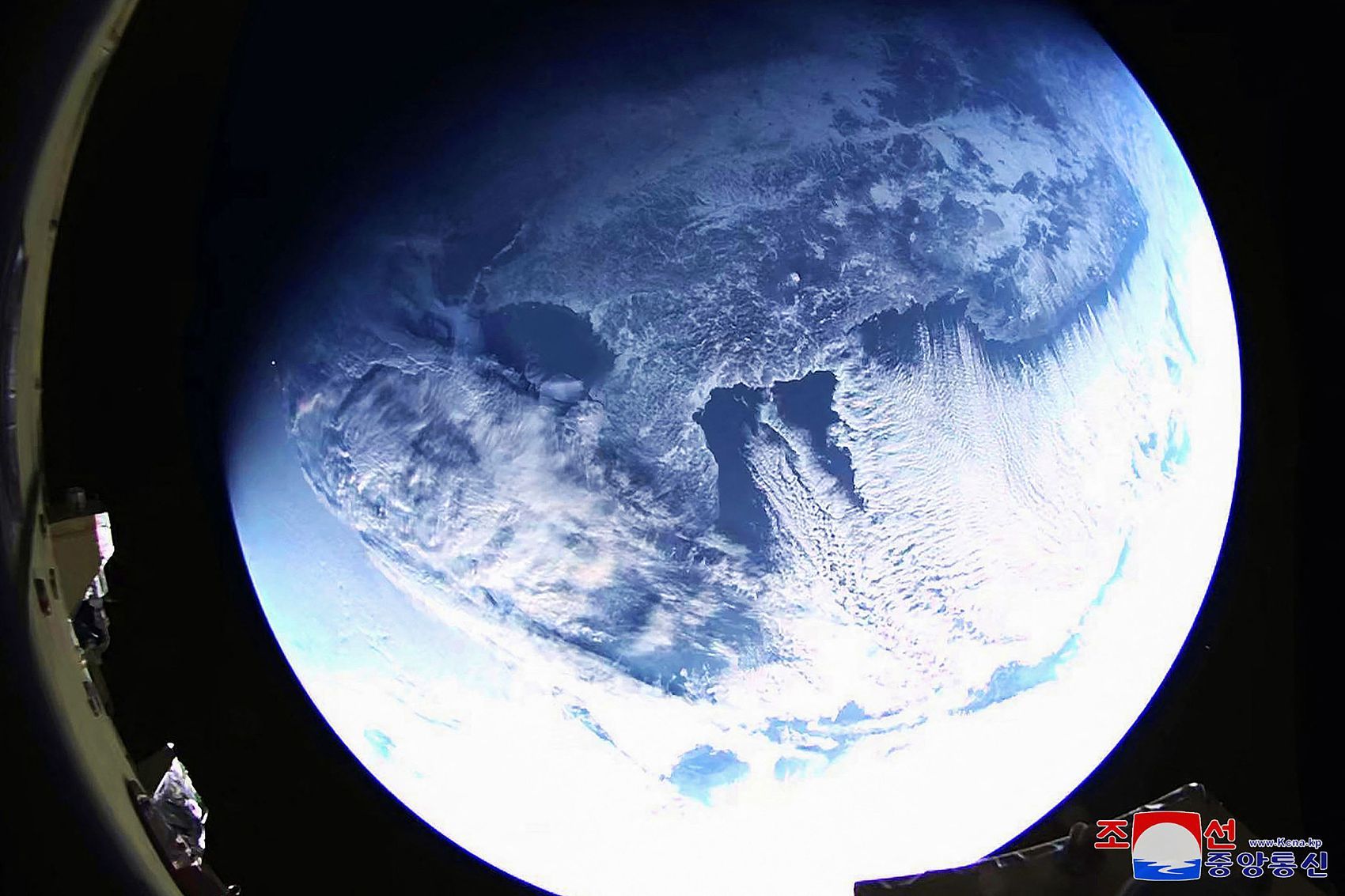 ▲▼火星-18型升空後，所拍攝到的地球影像。（圖／CFP）