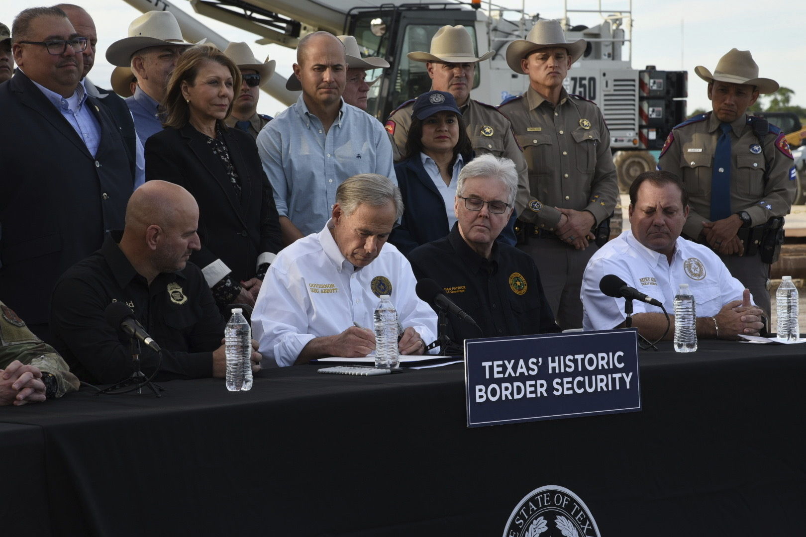▲▼  美國德州州長阿博特（Greg Abbott）18日簽署法案，允許逮捕非法越境的移民並驅逐出境。（圖／達志影像／美聯社）