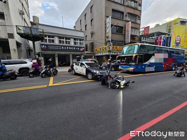 ▲▼值勤員警才出警局，就撞到跨越雙黃線女騎士             。（圖／記者戴上容翻攝）