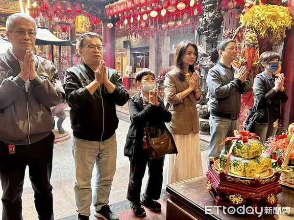 ▲台東陳樹菊阿嬤相隔68年回到出生地西螺，特地前往西螺福興宮參拜太平媽祖。（圖／記者蔡佩旻攝）