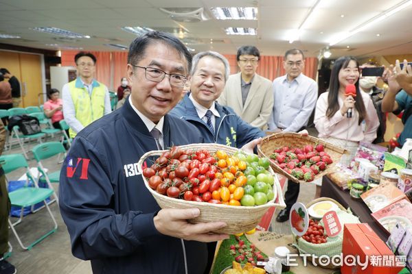 ▲市長黃偉哲偕同農業局長李建裕、農漁會及農漁友代表聯袂推薦台南冬季特產，歡迎大家冬季遊台南嘗美食，登錄發票還可參加「台南購物節」抽大獎。（圖／記者林東良翻攝，下同）