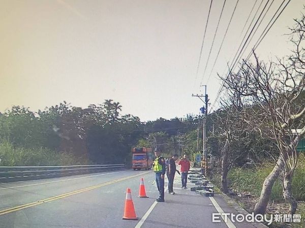 ▲大貨車車上30箱的雞蛋散落路側。（圖／記者楊漢聲翻攝）