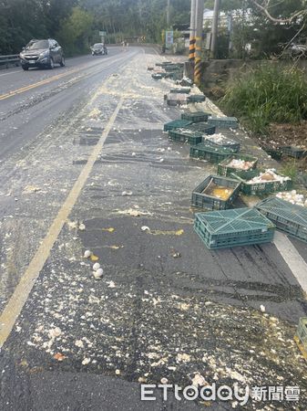 ▲大貨車車上30箱的雞蛋散落路側。（圖／記者楊漢聲翻攝）