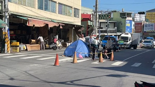 ▲彰化鹿港鎮鹿和路發生行人與砂石車相撞不治。（圖／民眾提供）