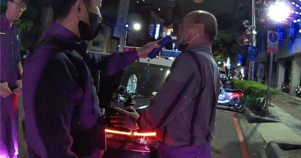 高雄男喝黃湯喝下肚，竟還駕車上路遭警逮捕。（圖／翻攝畫面）