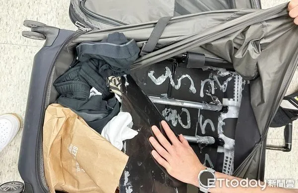 ▲航警局、關務署台北關人員今年7月間在桃園機場第二航廈查獲伍姓等5名港籍男子涉嫌在行李箱夾帶K他命等第三級毒品闖關被查獲。（圖／記者沈繼昌翻攝）