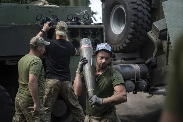 ▲▼烏克蘭士兵搬運美援155毫米砲彈。（圖／達志影像／美聯社）