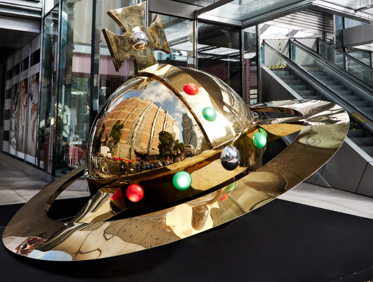 ▲▼ Vivenne Westwood巨大土星內藏拍貼機。（圖／品牌提供）