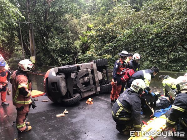 ▲▼男子開堆高機路陡側翻，遭壓爆頭送醫命危             。（圖／記者陳以昇翻攝）