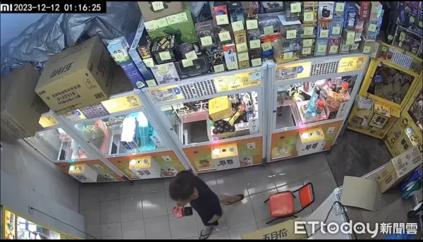 ▲▼娃娃機店老闆遭竊報警，分局竟檢討被害人：收好就不會被偷。（圖／記者吳奕靖翻攝）