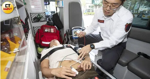 氣溫驟降恐爆發急性中風，醫師提醒危險族群要多注意相關症狀，才能提早預防。（示意圖／黃威彬攝） 