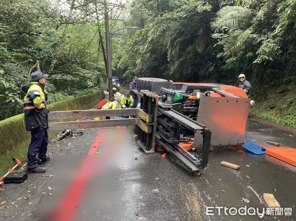 ▲▼土城區邱男開堆高機轉彎側翻，遭壓爆頭送醫不治             。（圖／記者陳以昇翻攝）