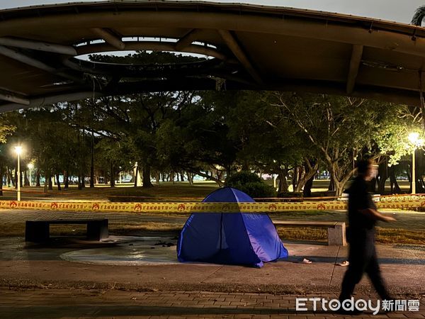 ▲▼高雄公園驚傳男子自焚！發現已明顯死亡，家屬悲痛哭泣。（圖／記者吳世龍攝）