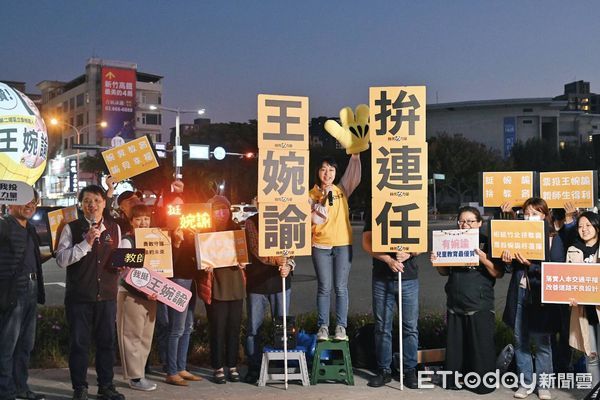 ▲資深手語翻譯員李振輝、全教總理事長侯俊良領軍在地教師挺王婉諭。（圖／時代力量）