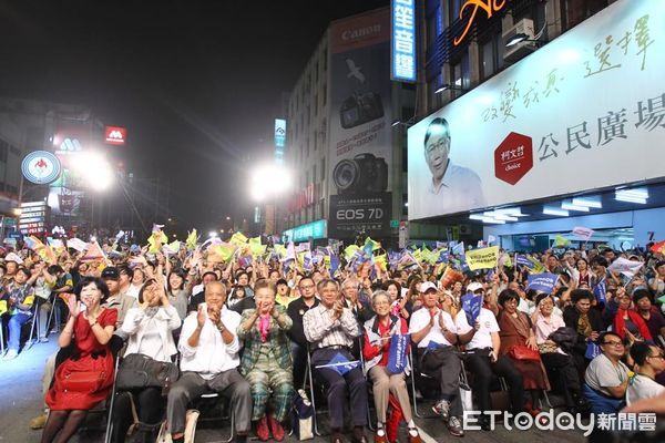 2014年柯文哲選前之夜人潮。（資料照／記者徐文彬攝）