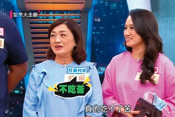 瑄瑄（右）婚後經常帶著媽媽宋秀雲（左）上節目跑通告。（翻攝自三立）