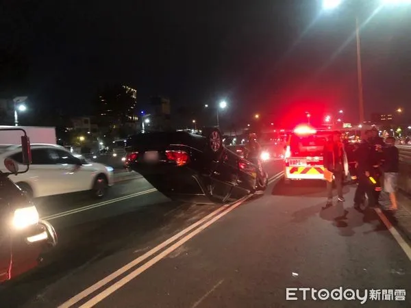 ▲▼高雄中山四路自小客翻車釀2傷。（圖／記者賴文萱翻攝）