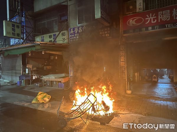 ▲台南市中西區和緯路四段，20日清晨5時8分許發生機車火燒車，消防人員到場2分鐘即迅速撲滅。（圖／民眾提供，下同）