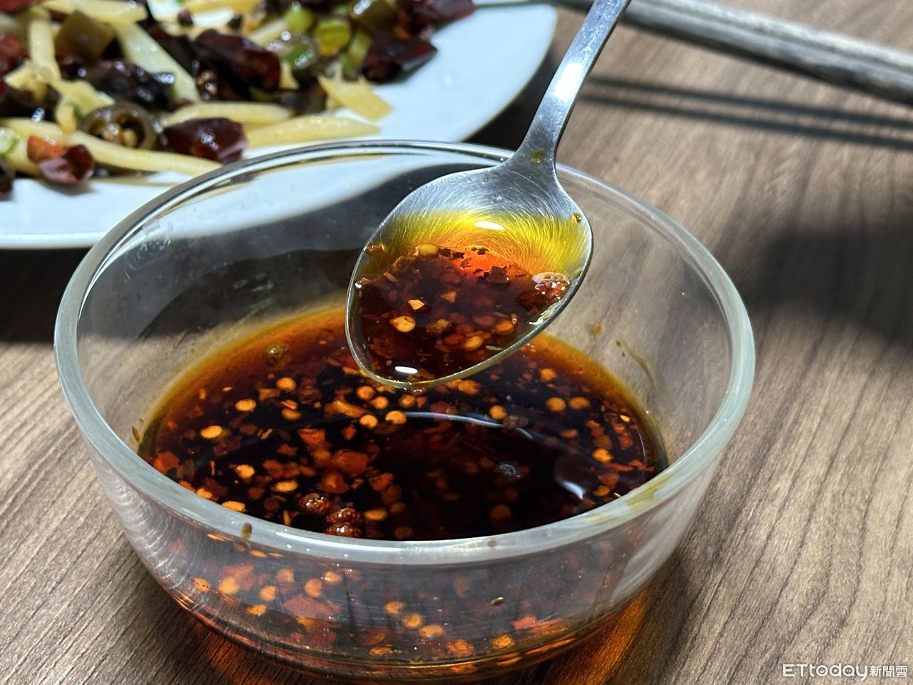 ▲川味辣椒醬，不使用化學添加物，就以單純的橄欖油、辣椒片、花椒等製成。（圖／記者陳詩璧攝）