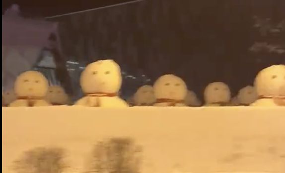 ▲吉林延邊大街上的雪人軍團。（圖／翻攝微博）