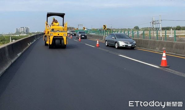 ▲公路局正進行台86灣裡交流道至仁德交流道路面改善工程，為避免施工影響到車流，台南市工務局邀集公路局、市府交通局及警察局等單位到現場會勘。（圖／記者林東良翻攝，下同）