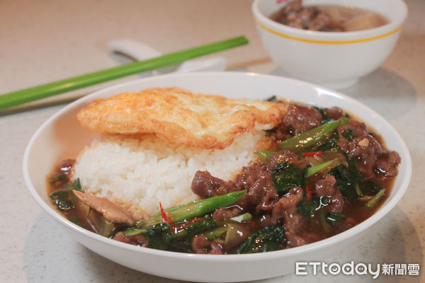 ▲民生輝牛肉鍋的蔥爆溫體牛肉燴飯、蔥爆牛舌燴飯、溫體牛肉燥飯。（圖／記者黃士原攝）