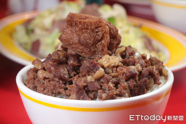 ▲民生輝牛肉鍋的蔥爆溫體牛肉燴飯、蔥爆牛舌燴飯、溫體牛肉燥飯。（圖／記者黃士原攝）