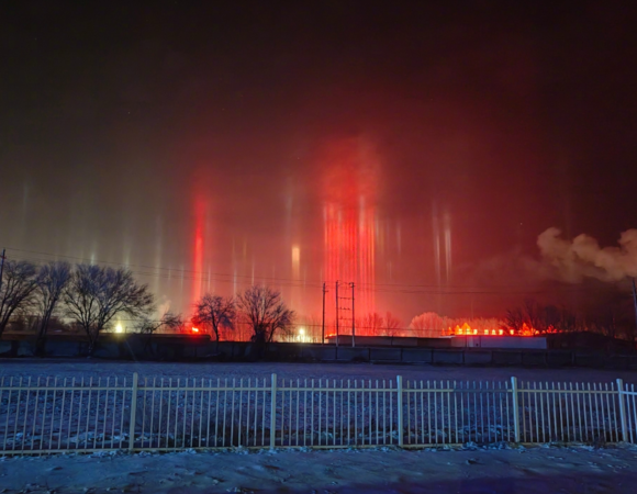 ▲新疆出現「寒夜燈柱」。（圖／翻攝自微博）