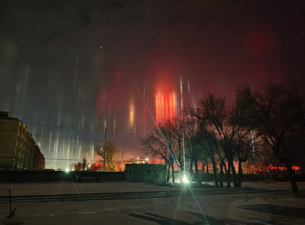 ▲新疆出現「寒夜燈柱」。（圖／翻攝自微博）
