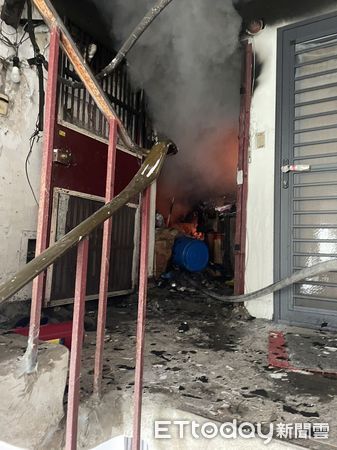 ▲▼  20日台南一棟宅發生火警1女受困。           。（圖／記者林東良翻攝）