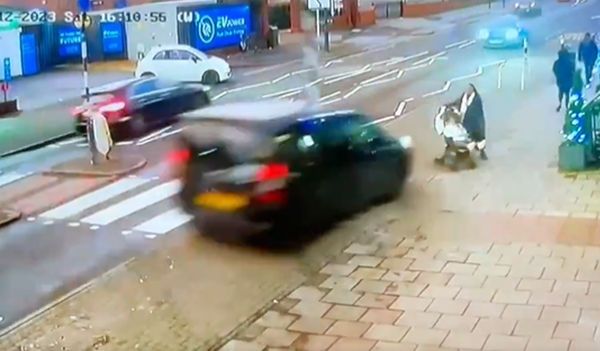 33歲媽推嬰兒車「休旅車突然衝上人行道」　一舉動奇蹟逃死畫面曝。（圖／翻攝自推特）