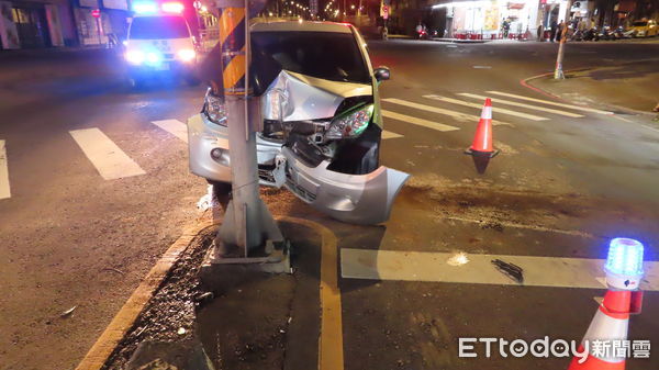 ▲▼楊男向陳男借車卻毒駕自撞分隔島，造成車頭毀損，楊男還不出10萬修車費遭刺傷大腿囚禁摩鐵被警方救出             。（圖／記者陳以昇翻攝）