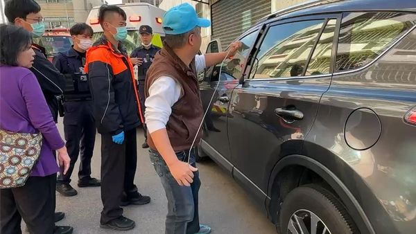 ▲彰化鹿港1名新住民媽媽將3歲子反鎖車內。（圖／民眾提供）