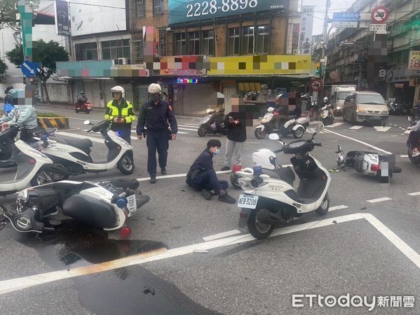 ▲▼機車騎士違規迴轉，員警為了追捕遭違規女騎士撞倒，警用機車車頭嚴重毀損             。（圖／記者陳以昇翻攝）