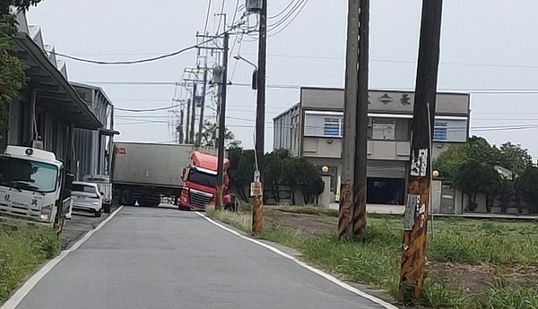 ▲▼高雄大貨車車頭陷泥地，動彈不得。（圖／翻攝FB「阿蓮大小事」社團）