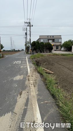 ▲▼高雄大貨車陷入泥地，後續自行脫困。（圖／記者賴文萱翻攝）