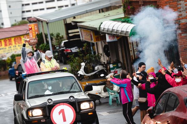 ▲▼蘇巧慧抽完簽趕回選區車掃。（圖／蘇巧慧辦公室提供）