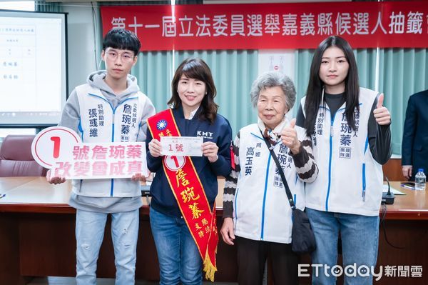 ▲▼     嘉義縣海區立委候選人詹琬蓁，特別請高齡90歲的阿嬤及兒女陪同至選委會號次抽籤，一雙兒女正巧首投總統立委   。（圖／記者翁伊森翻攝）