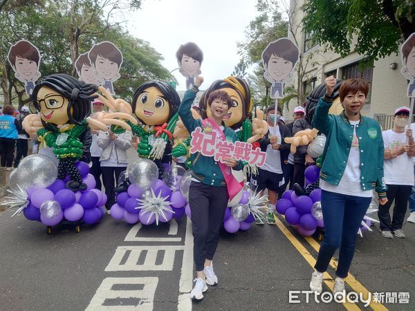 ▲第11屆區域、原住民立委選舉20日進行姓名號次抽籤，立委陳亭妃由4座用氣球編織而成的小英總統、賴桑、戰貓及妃妃姐姐陪同現身選委會。（圖／記者林東良翻攝，下同）