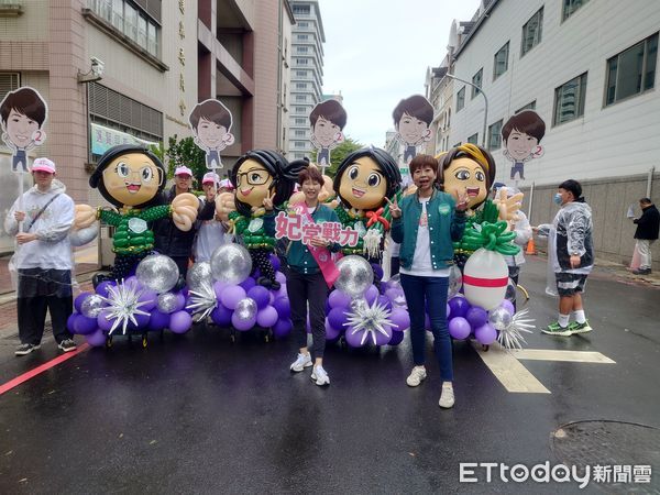 ▲第11屆區域、原住民立委選舉20日進行姓名號次抽籤，立委陳亭妃由4座用氣球編織而成的小英總統、賴桑、戰貓及妃妃姐姐陪同現身選委會。（圖／記者林東良翻攝，下同）