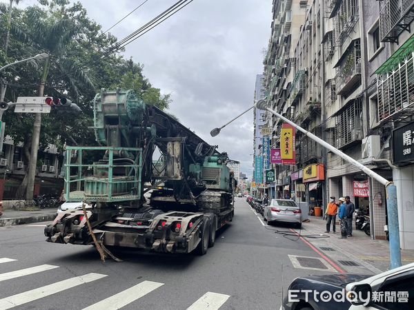 ▲▼吊車勾到電線導致燈桿攔腰折斷             。（圖／記者陳以昇翻攝）